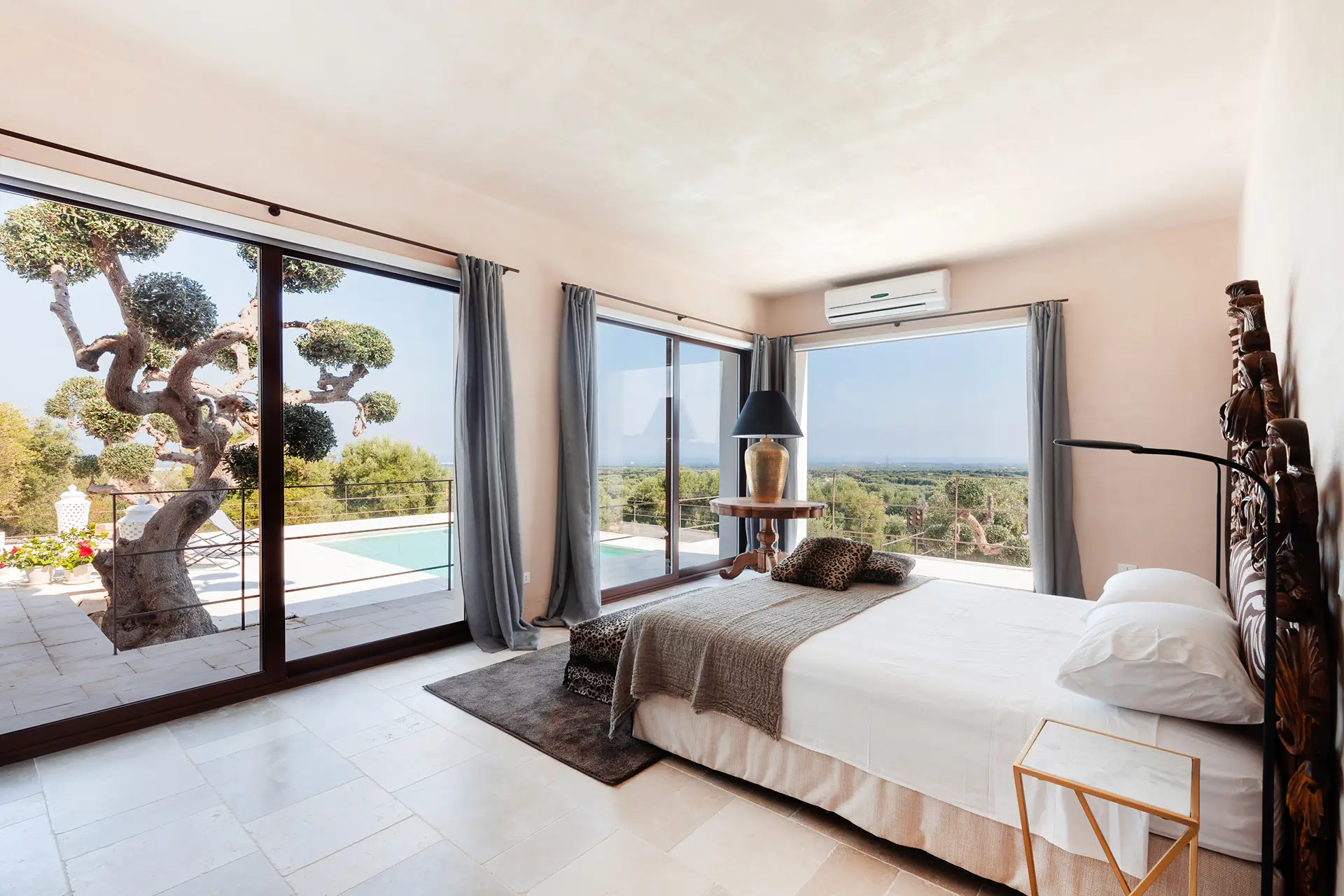 Master bedroom with 2 ensuites, seaview, pool view