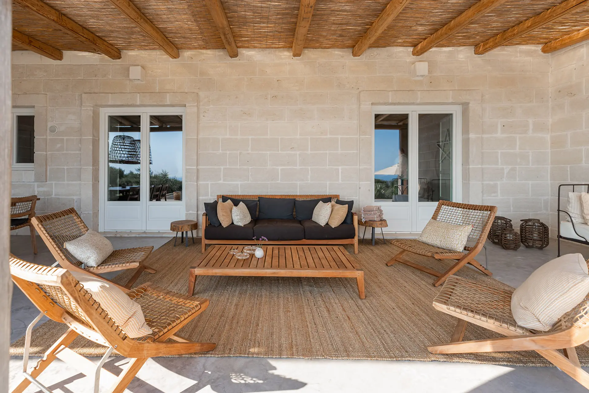 10_2_NUOVA_Villa_Margareta_Puglia_Paradise_luxury_seafront_living_veranda_living_room_outside_details (2)