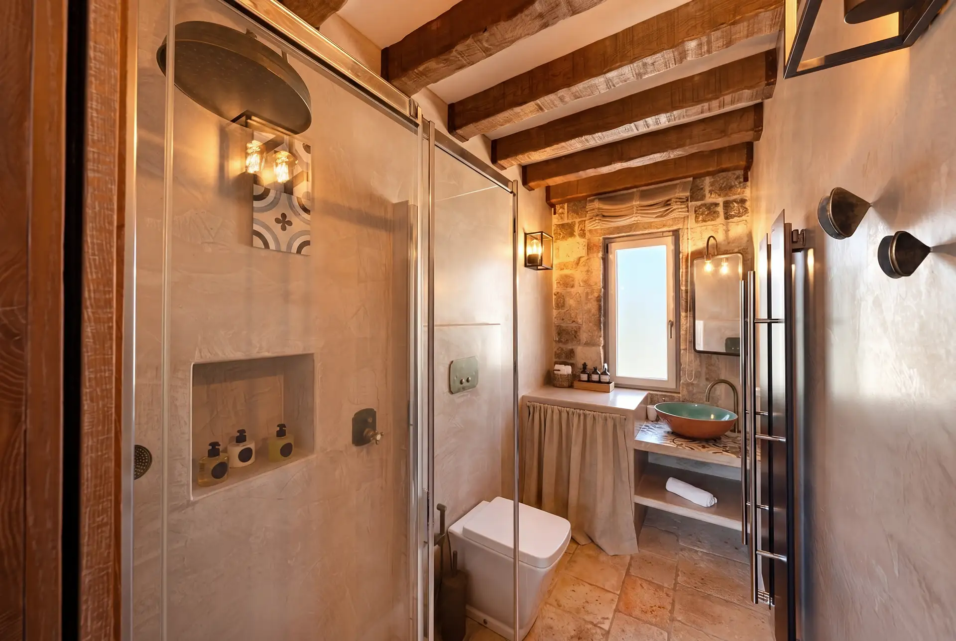 Main bathroom with shower