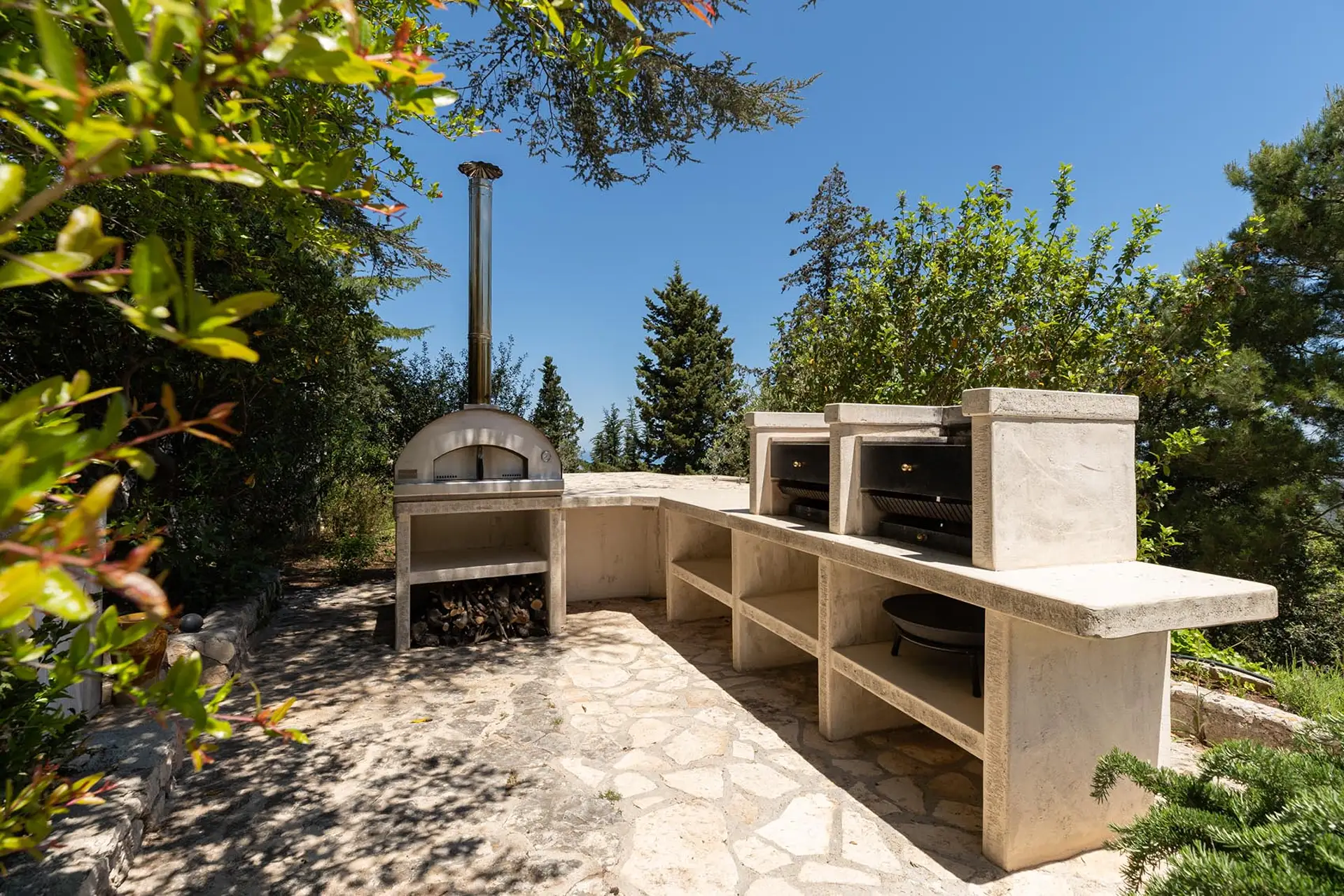 Barbecue and pizza oven