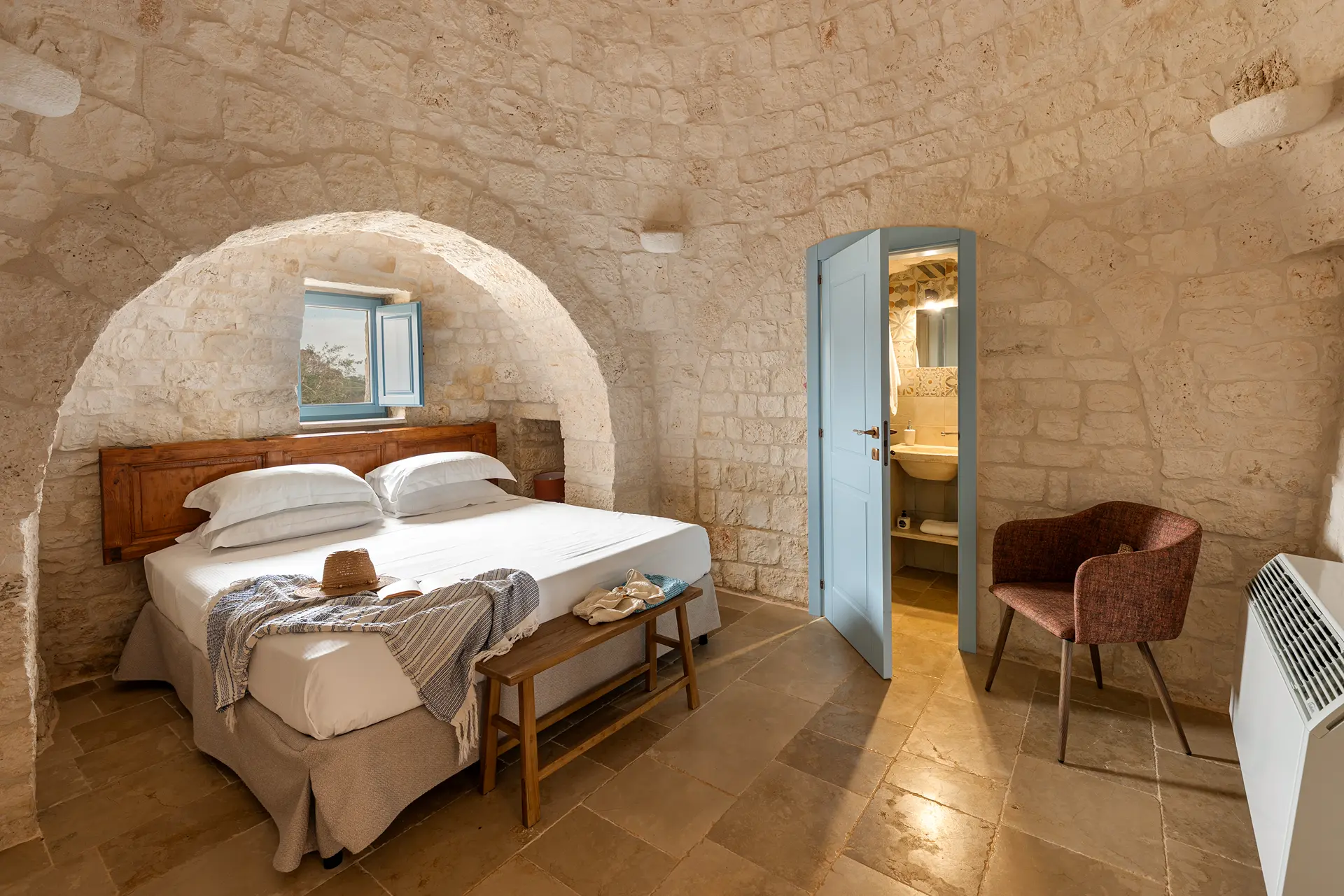 Trullo Pia - Master Bedroom with Ensuite