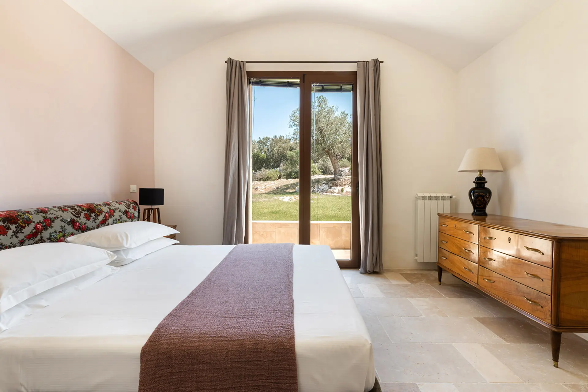 44_NUOVA_Villa_Elisa_Puglia_Paradise_luxury_master_bed_room_detail_risultato
