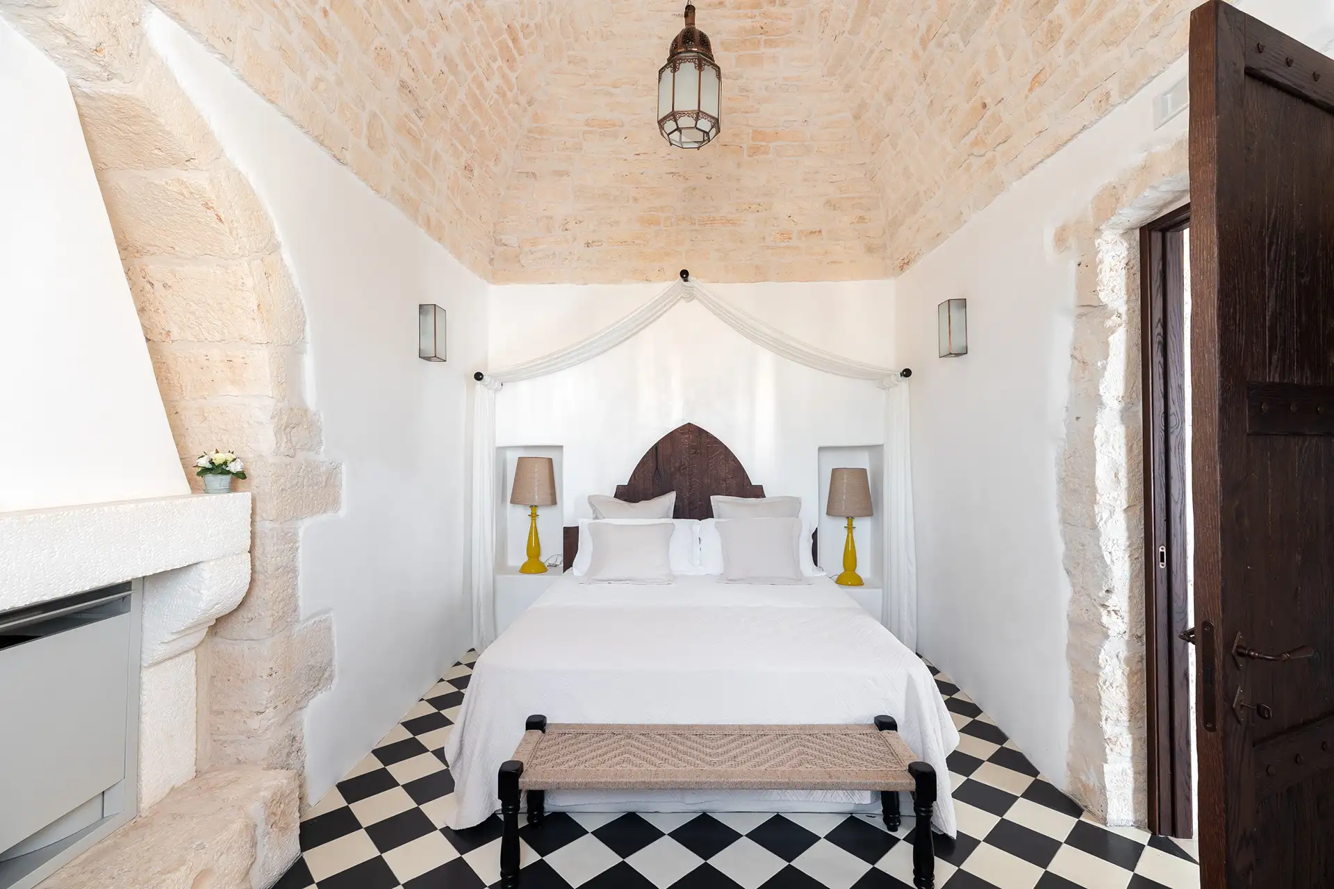 Trullo 2: Master bedroom with 180cm large bed