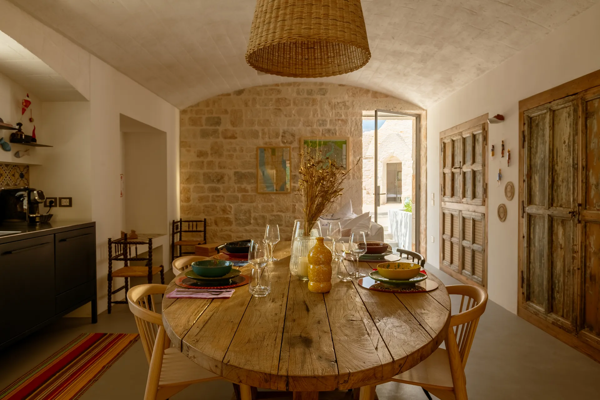 Trullo In Cima - Bright open-plan kitchen and indoor living space