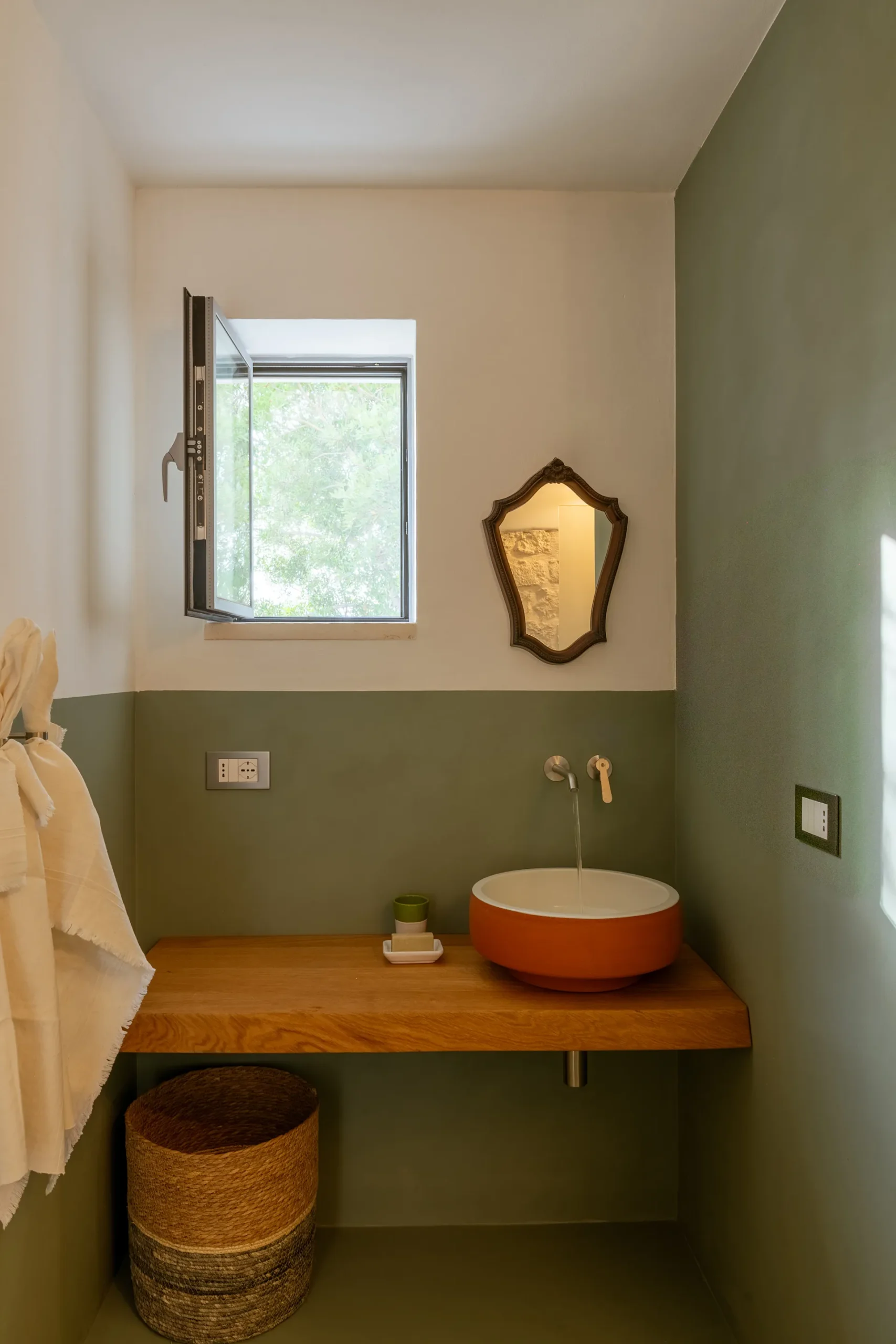 Trullo In Cima - Ensuite bathroom of Suite 1
