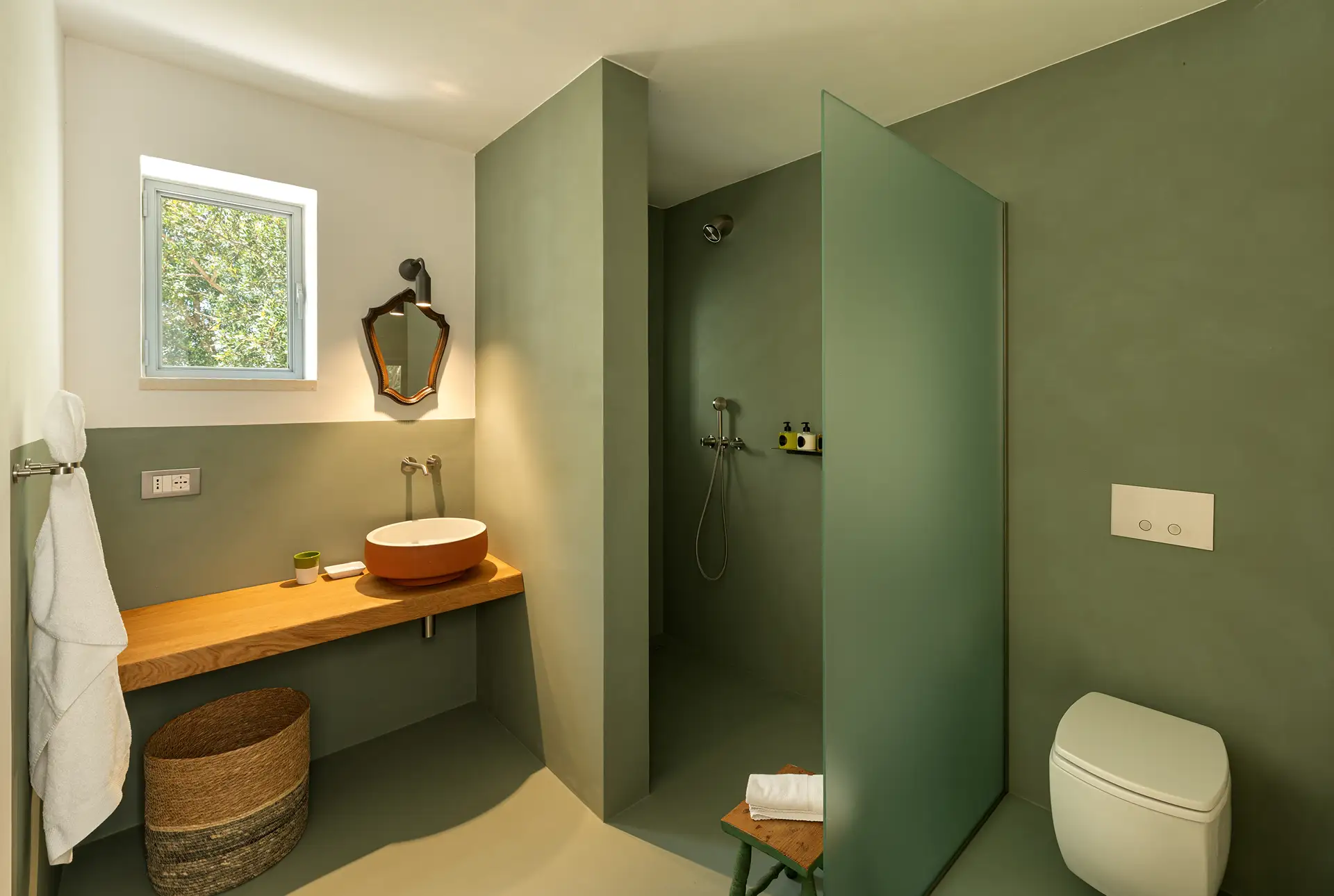Ensuite bathroom with shower of Bedroom 2