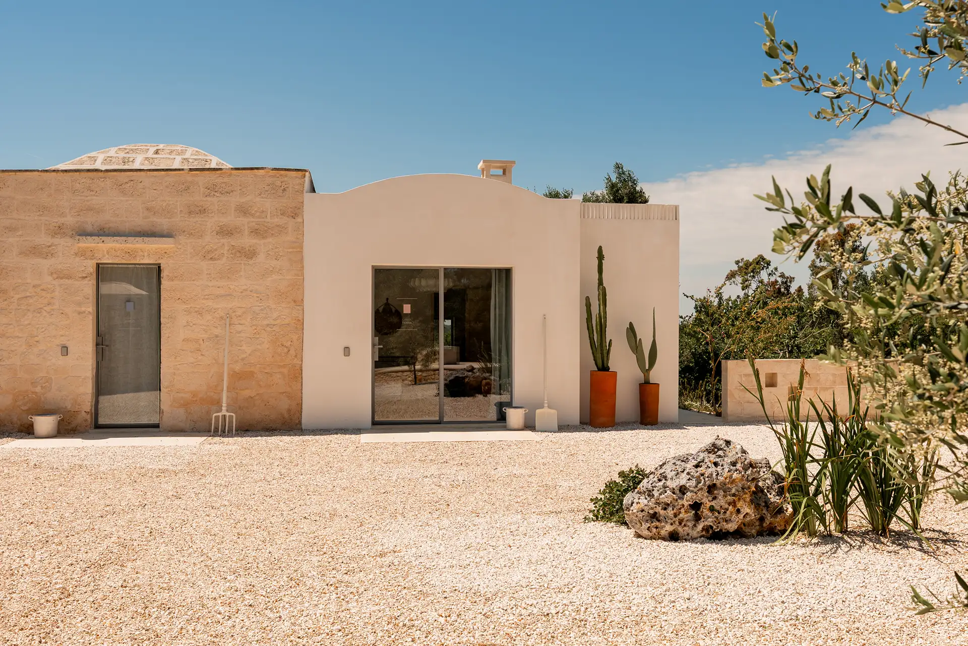 Perfect for four couples, with independent ensuite bedrooms offering comfort and privacy