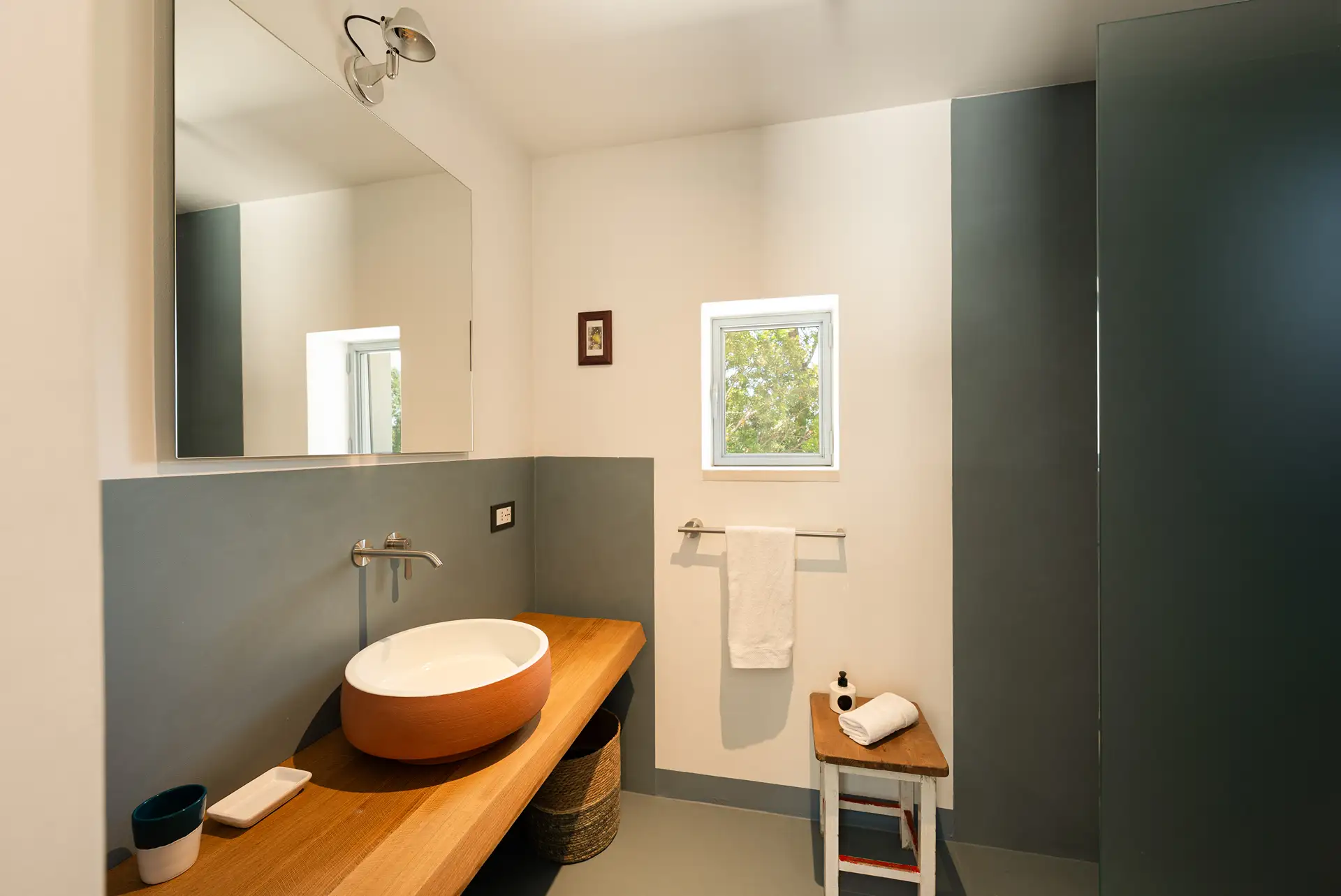 Ensuite bathroom with shower of Bedroom 4