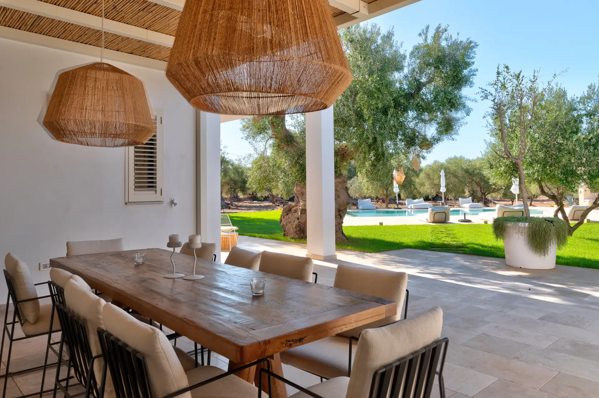 Un’elegante zona pranzo all’aperto immersa nella natura