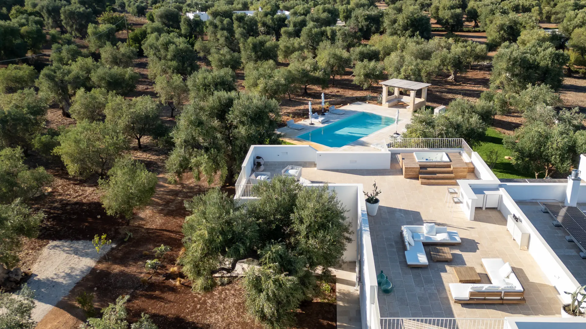 Un rooftop privato con vista su infiniti uliveti